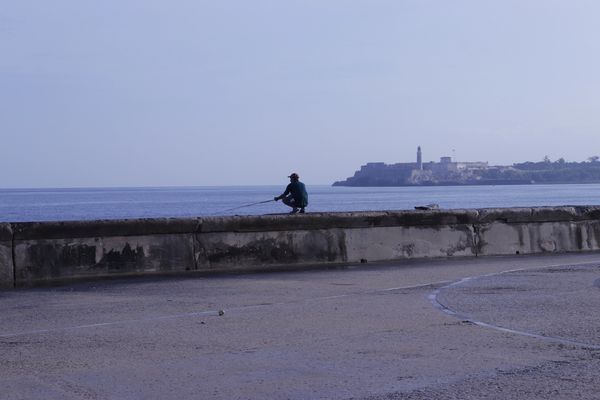 Pescador en el Malecón de La Habana.