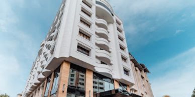 Modern multi-story hotel building with clear sky background.