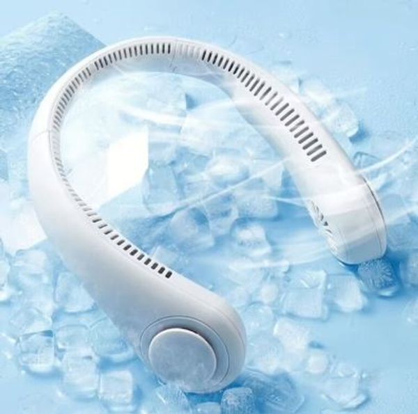 Kühlender weißer Halsventilator auf Eiswürfeln