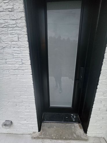 Enteance door caulking with silicone sealant.