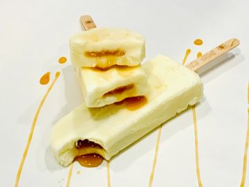 Vanilla popsicles with caramel drizzle and sticky caramel inside.