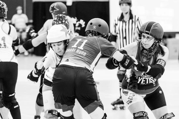 Daddi Hood catches a jammer with their shoulder while braced by jennaration wrecks