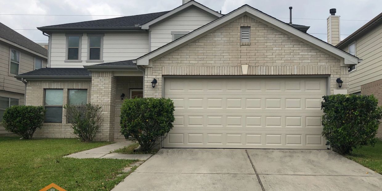 Houston residencial home with a almond color Garage Door double car 16x7
Garage door services 