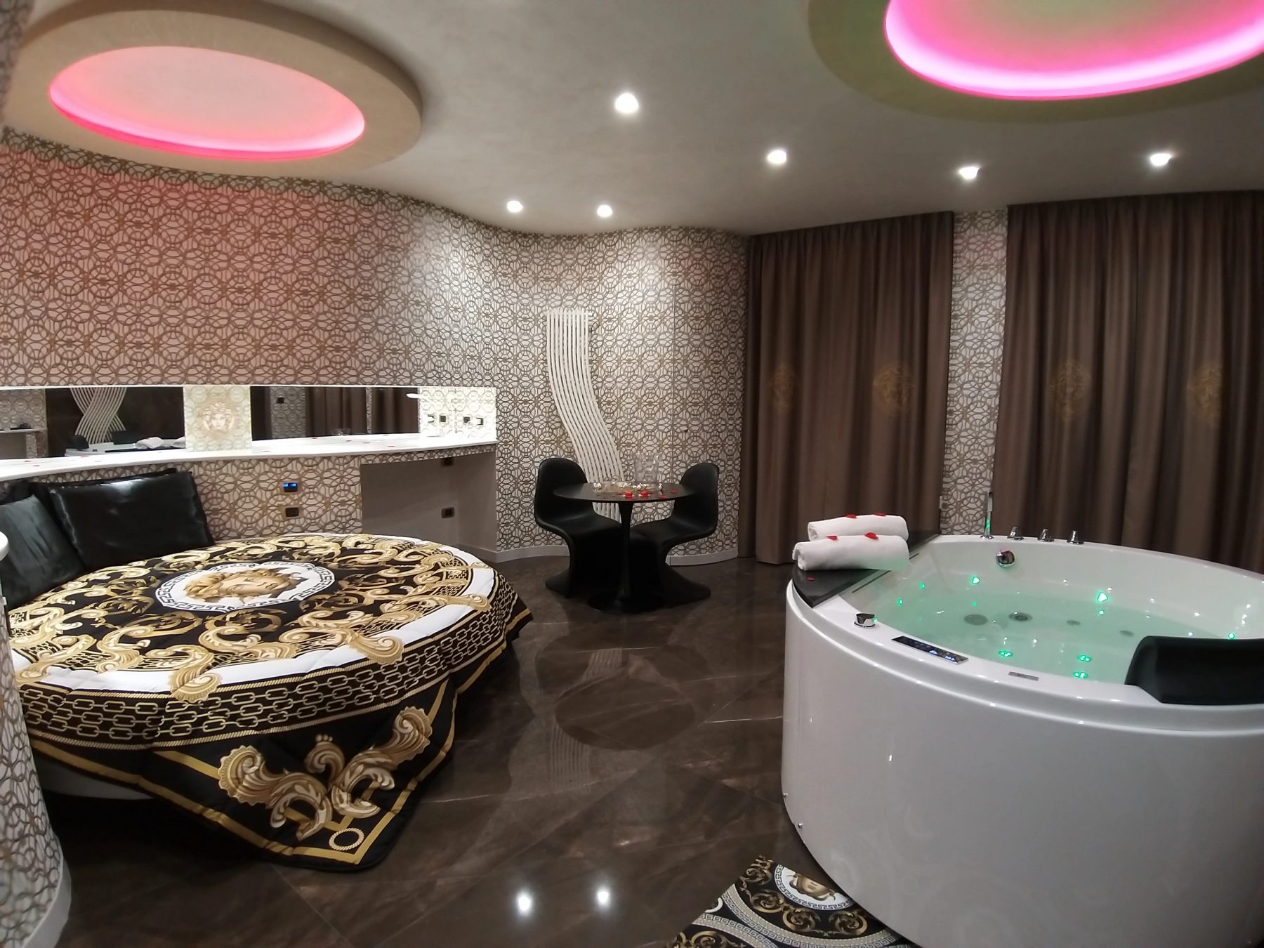 Suite Versace con letto rotondo e vasca idromassaggio