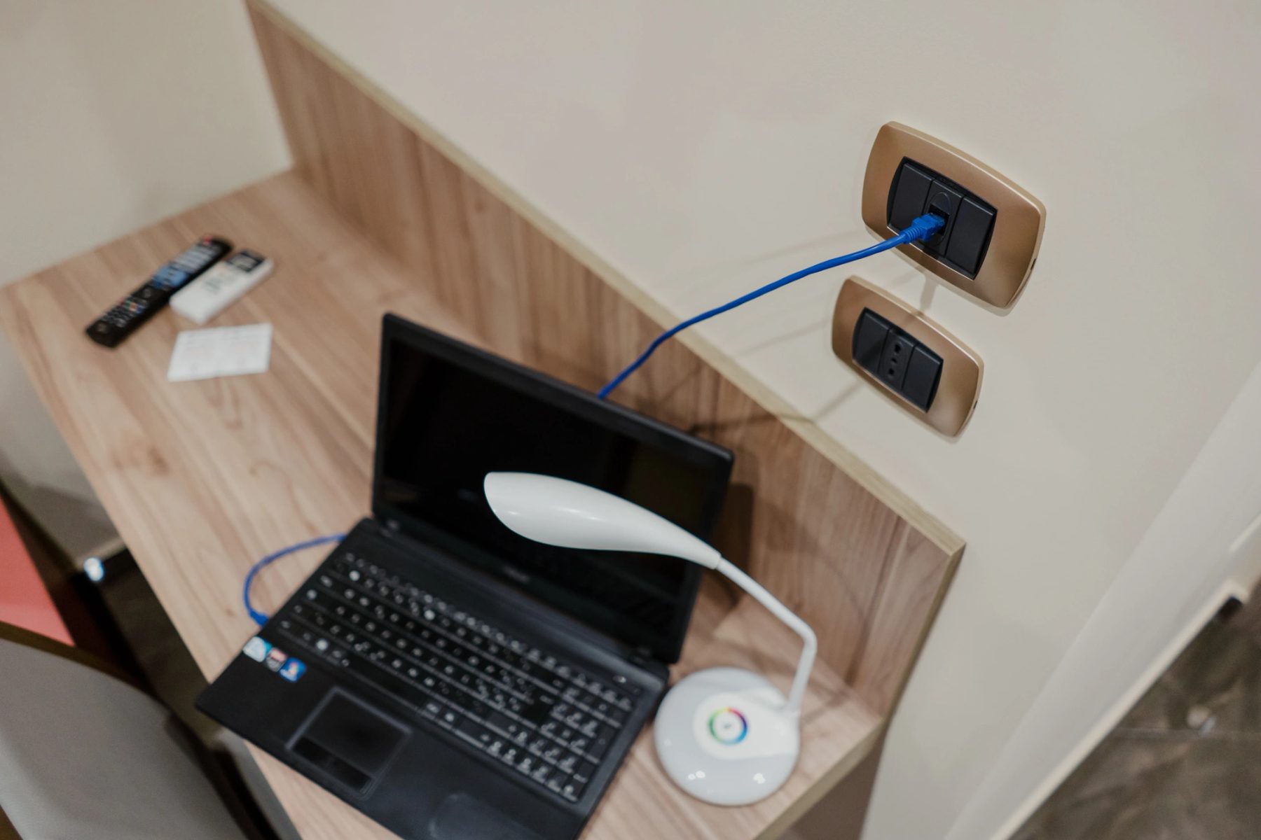 Postazione di lavoro con connessione via cavo
