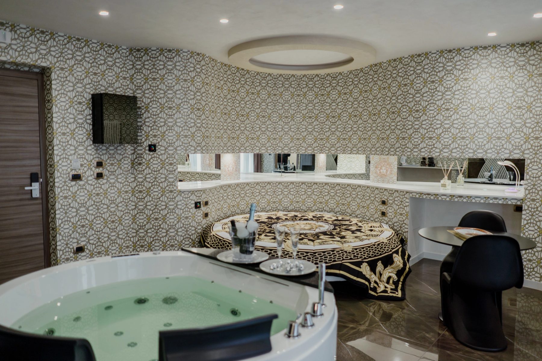 Suite Versace con vasca idromassaggio e letto rotondo