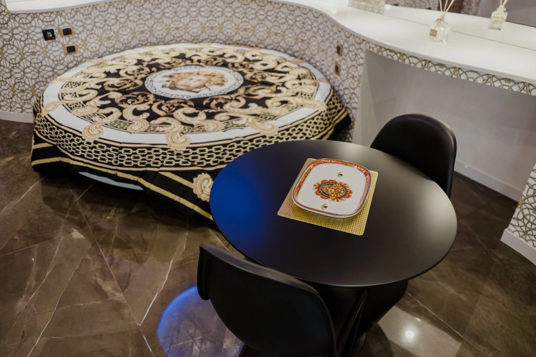 Suite Versace