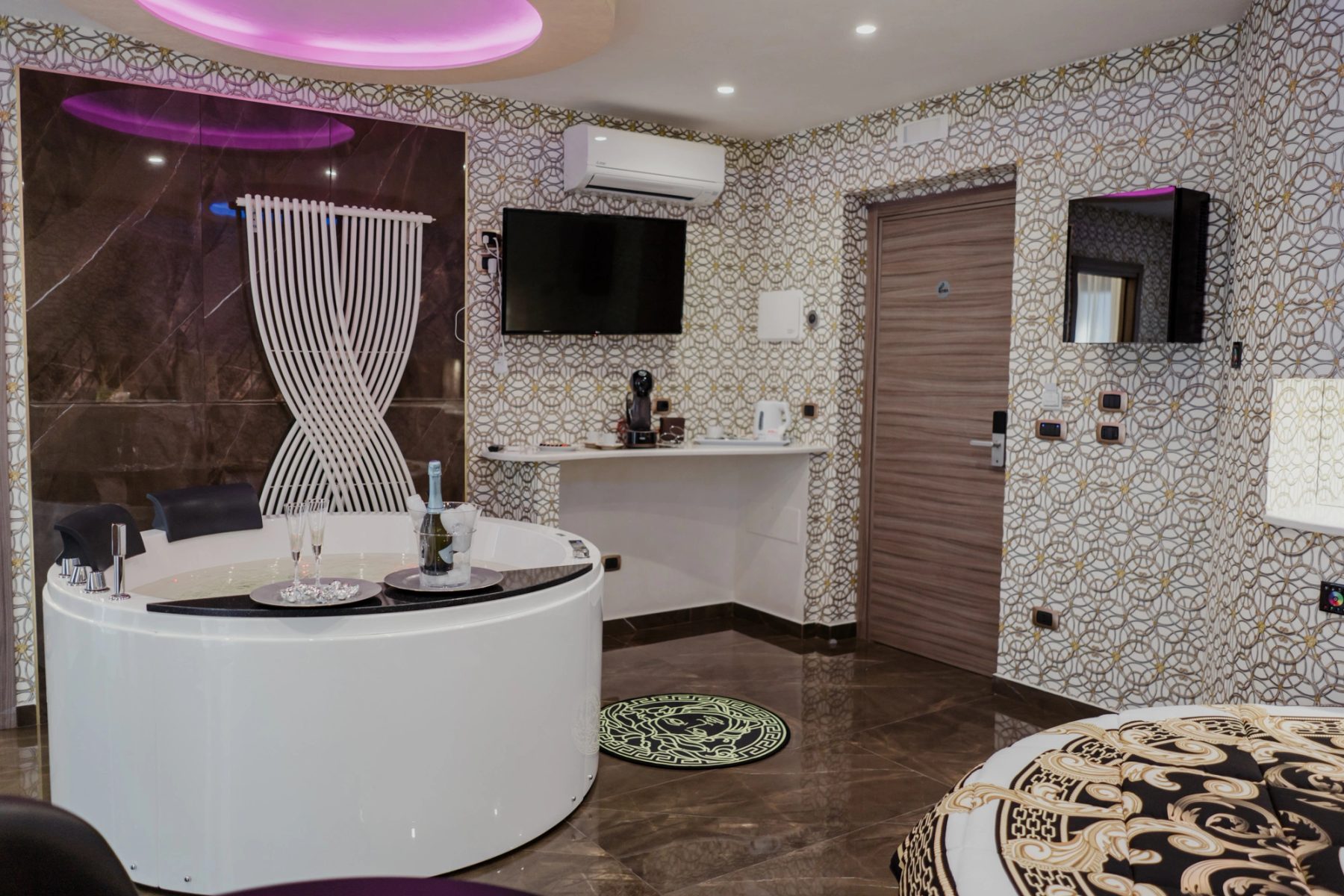 Suite Versace