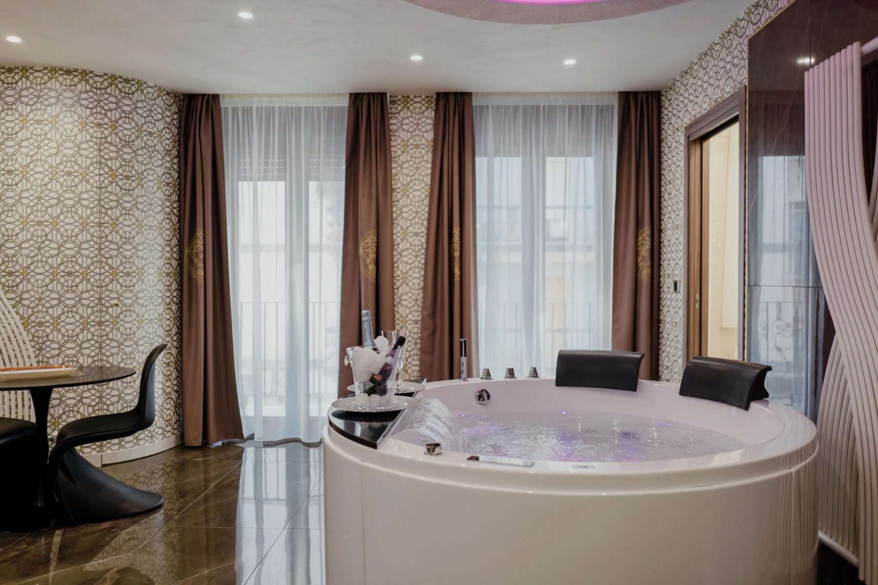 Vasca idromassaggio rotonda della Suite Versace