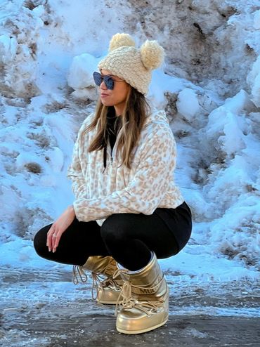 Beanie - Amazon
Sunglasses - Fendi
Sweater - NorthFace
Pants - Spanx
Boots - Moon Boots 