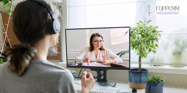 Consulta psicológica en línea con una mujer.
