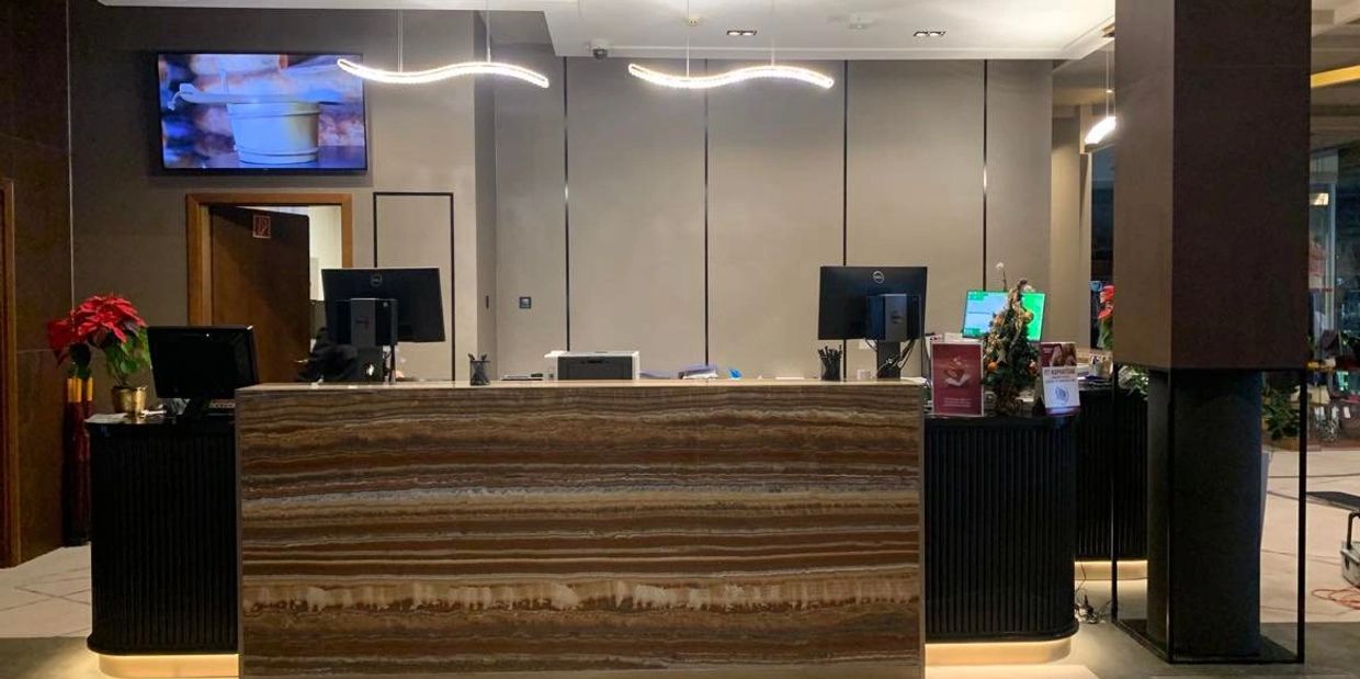 Egyedi tervezésű és kivitelelzésű gránit recepciós pult, Hotel Saliris, Egerszalók