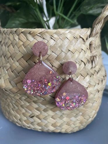 Glittery mauve teardrop resin earrings