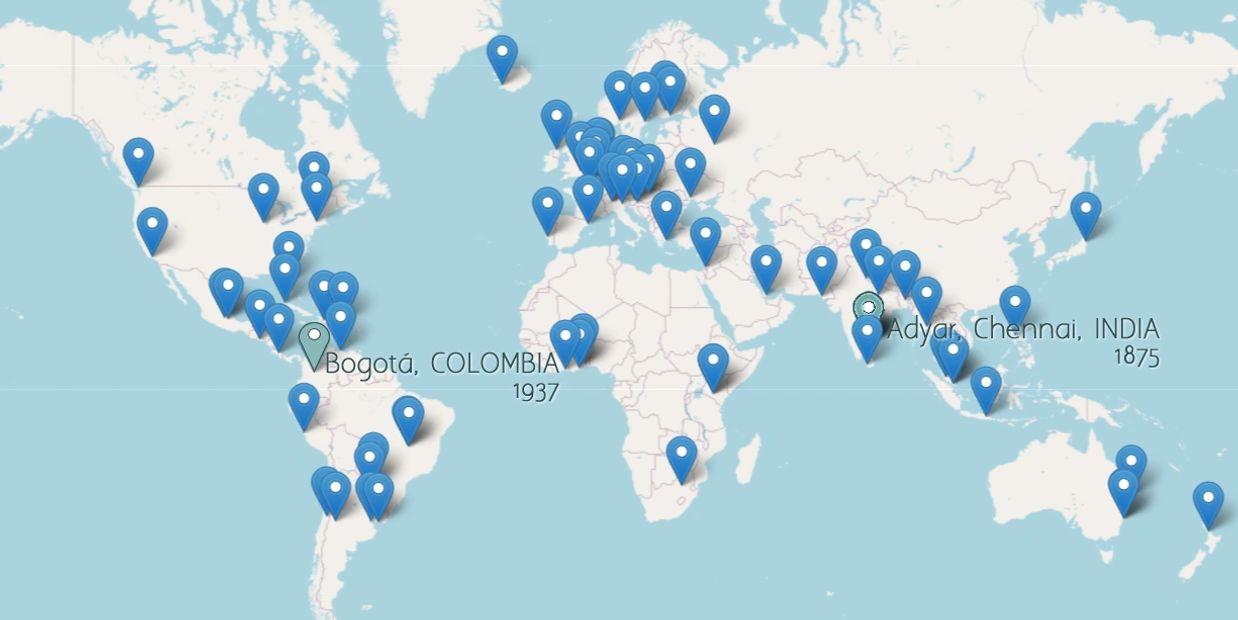Mapa que marca todos los países con sede de la Sociedad Teosófica, con las sedes de Adyar y Bogotá. 