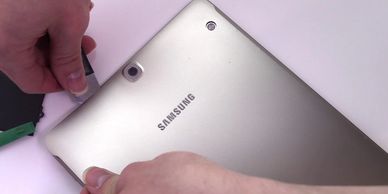 Byta baksidan på surfplatta samsung tab. Reparera samsung surfplatta i skövde. Teknik service center