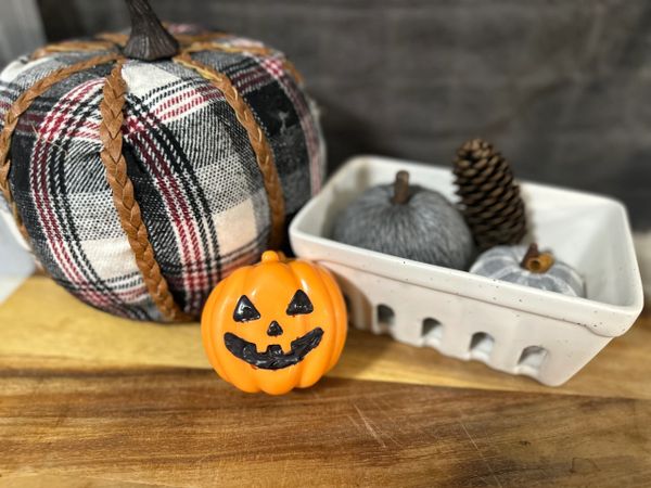 Pumpkin face hot cocoa bombs 