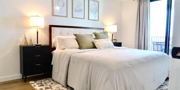 Modern bedroom with a large bed and bedside lamps.