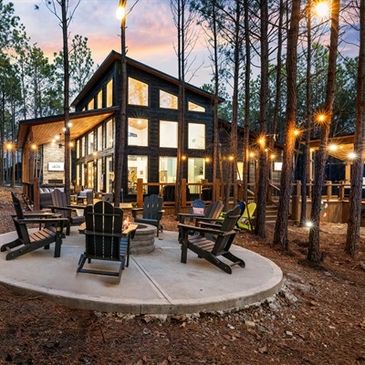 The Lucky One cabin in Broken Bow. Hochatown cabin, ADA accessible, 9 hole mini golf, rope maze