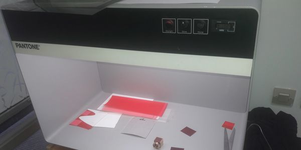 Cabine d'éclairage Pantone avec échantillons de couleur.