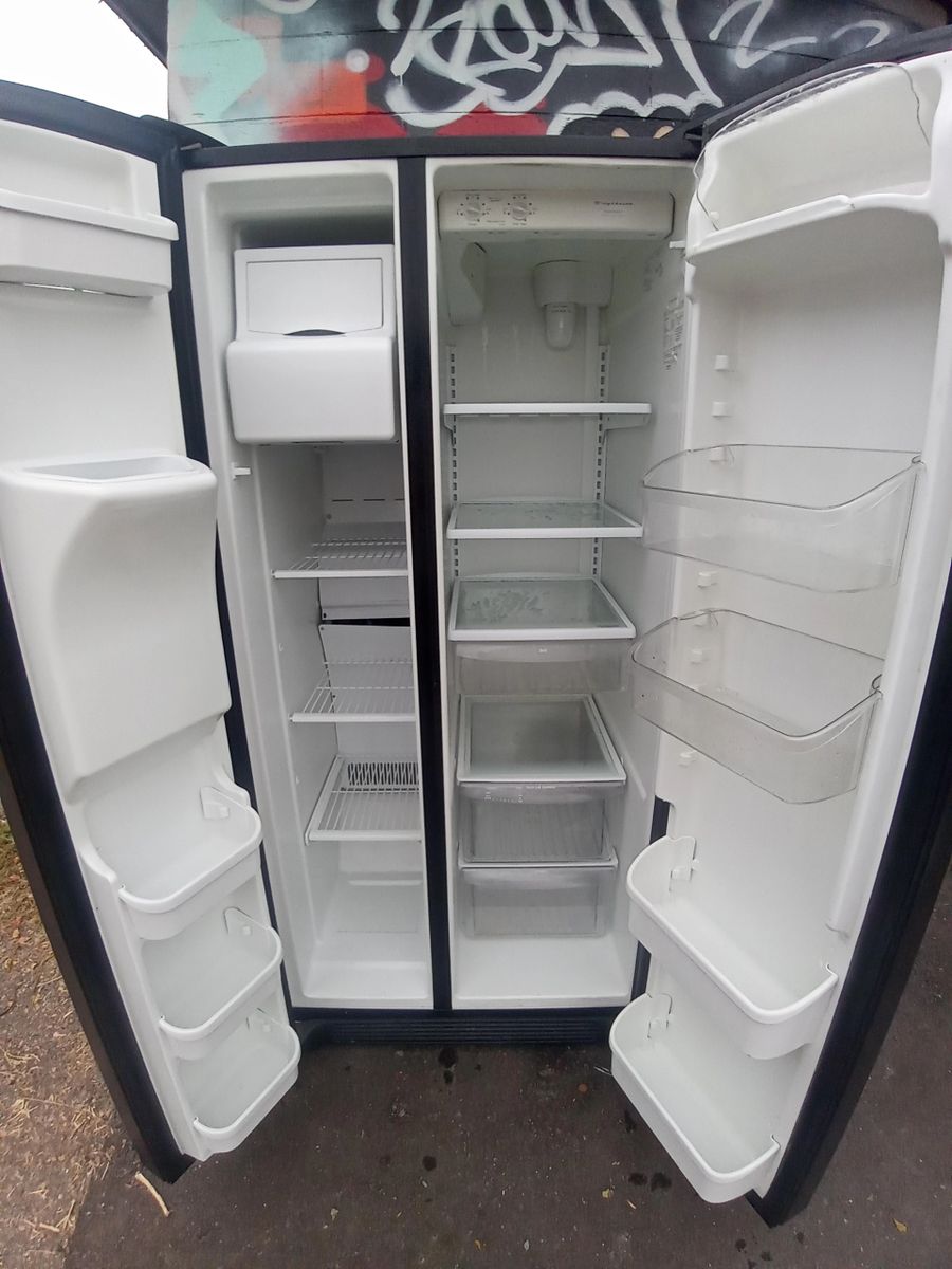 FRIGIDAIRE SIDE BY SIDE IN BLACK