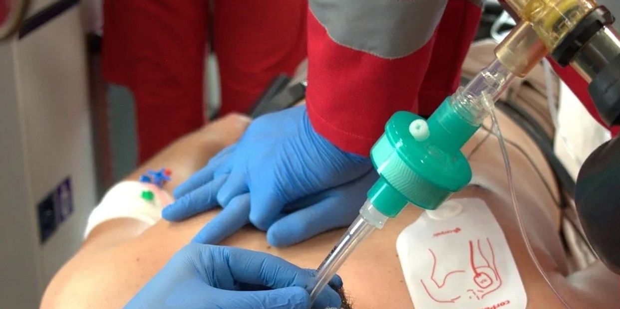 Image by Simon Orlob

medical professionals saving life