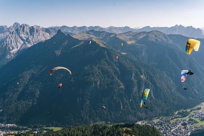 Parapendio tra le Dolomiti durante il Fassa Sky Expo a Campitello di Fassa