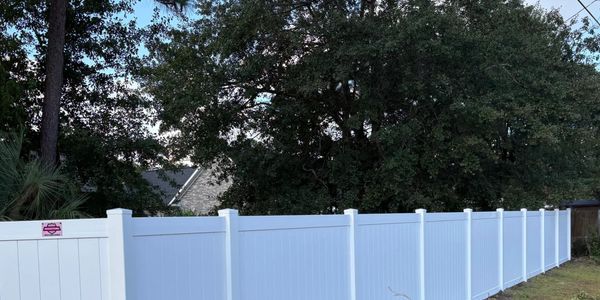 White vinyl privacy fence installed in Myrtle Beach. 