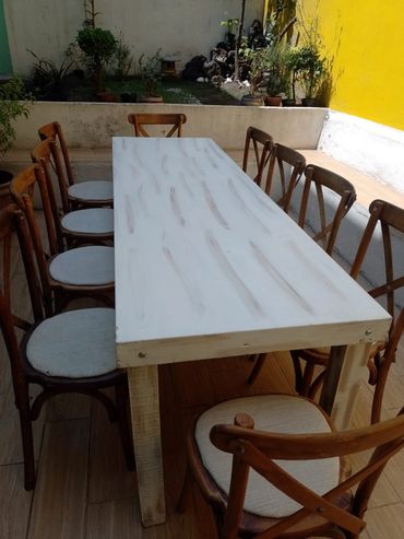 Renta de tablón vintage con sillas crossback