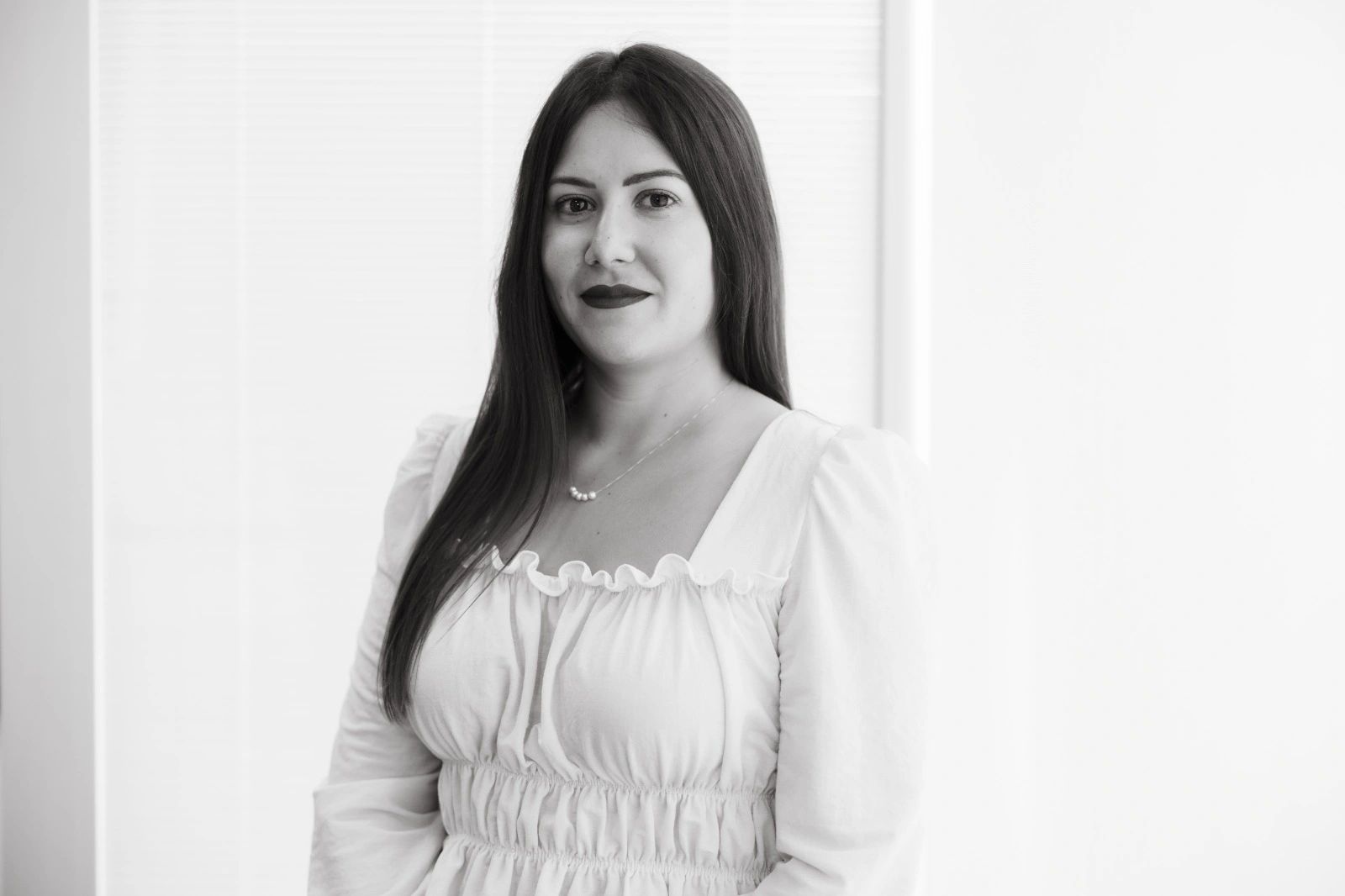Mujer con pelo largo y un vestido blanco fotografía en blanco y negro