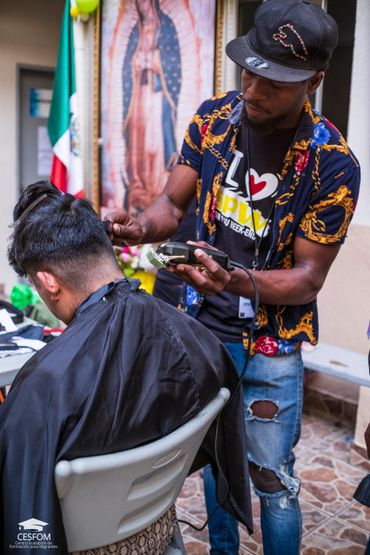 Estudiante de barbería realizando sus practicas en campaña en CMT. ©CESFOM 2023