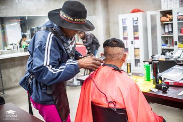 Estudiante de barbería realizando sus practicas en clase. ©CESFOM 2023