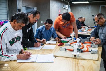 Estudiantes del taller de electricidad realizando cálculos eléctricos. ©CESFOM 2023