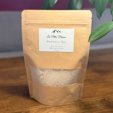 Un sachet de sel de mer aromatique pour spa.