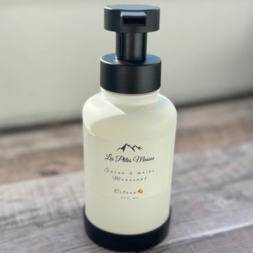 Bouteille pompe blanche avec étiquette élégante.