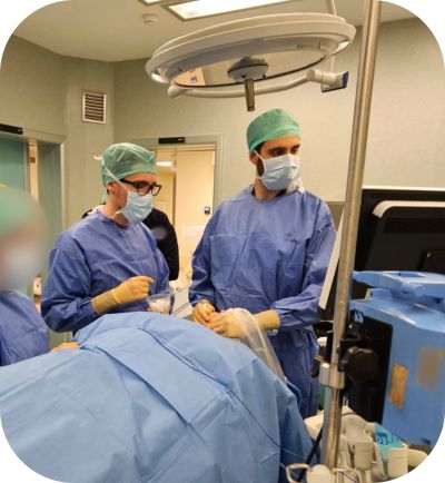 Due medici in sala operatoria durante un intervento.