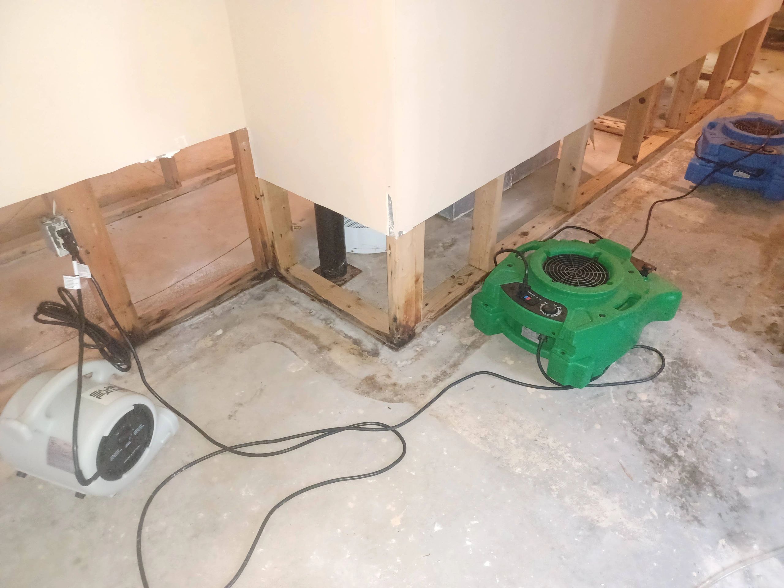 demo'd drywall and use #dryout equipment 
#Mold #waterdamage #moldremediation #waterdamagemitigation