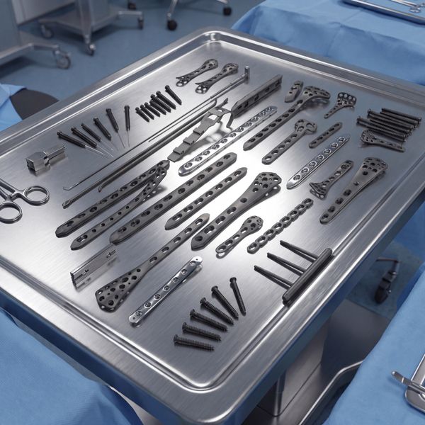 Ortopedik cerrahi için metal vidalar ve plaklar.