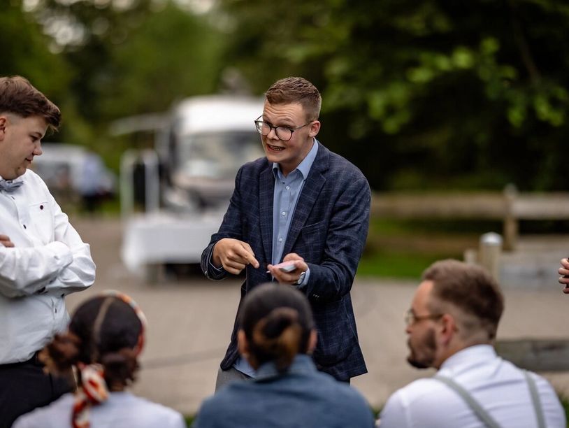 Ein Zauberkünstler bei einer Hochzeit