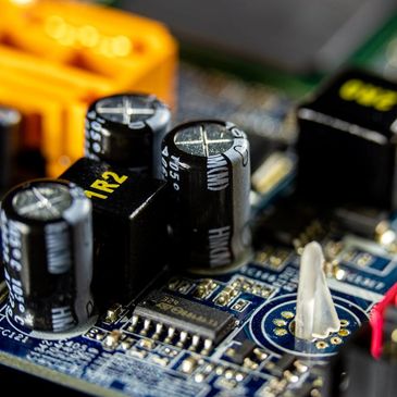 Componentes electrónicos en una tablilla