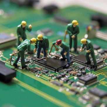 Hombres miniatura arreglando una tablilla electrónica 