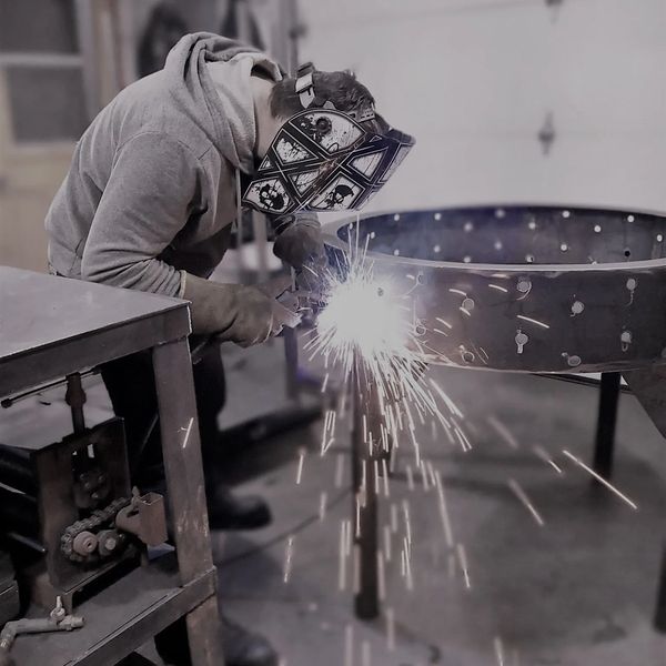 L'artisan du métal en action.