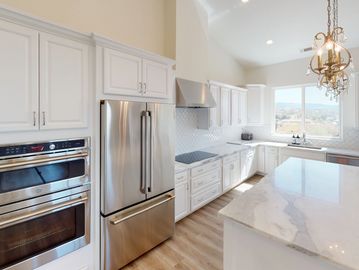 beautiful kitchen, the complete picture, real estate photographer, vacation rental, vrbo, airbnb