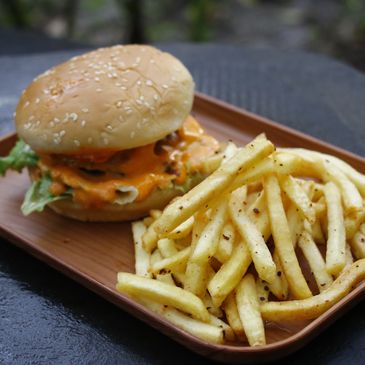một chiếc burger bò phô mai đặc biệt cùng với một phần khoai tây chiên lắc muối