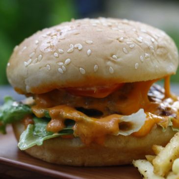 một chiếc bánh burger bò phô mai đặc biệt ở góc nhìn cận