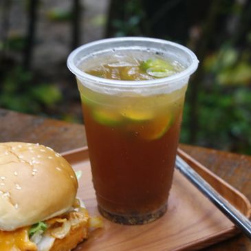 một ly trà tắc xí muội cùng với một chiếc burger bò phô mai