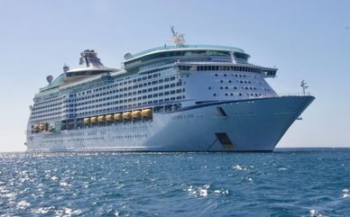 Cruise ship at sea – island-hopping in the Caribbean with sunset views