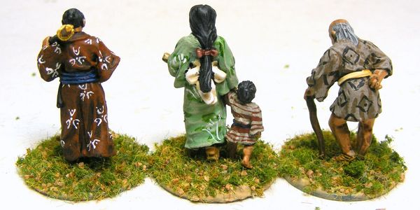 28mm Japanese Miniature figures of a family wearing traditional clothing on grassy bases.