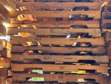 Montón de pallets apilados en un almacén.