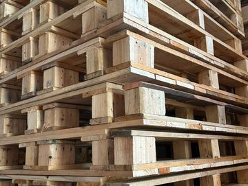 Montón de pallets de madera apilados.