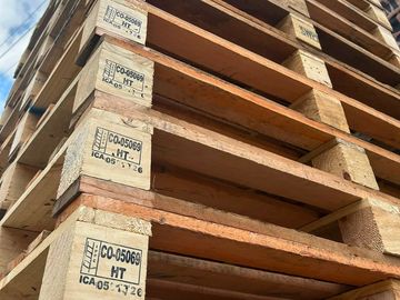 Montón de pallets de madera apilados.